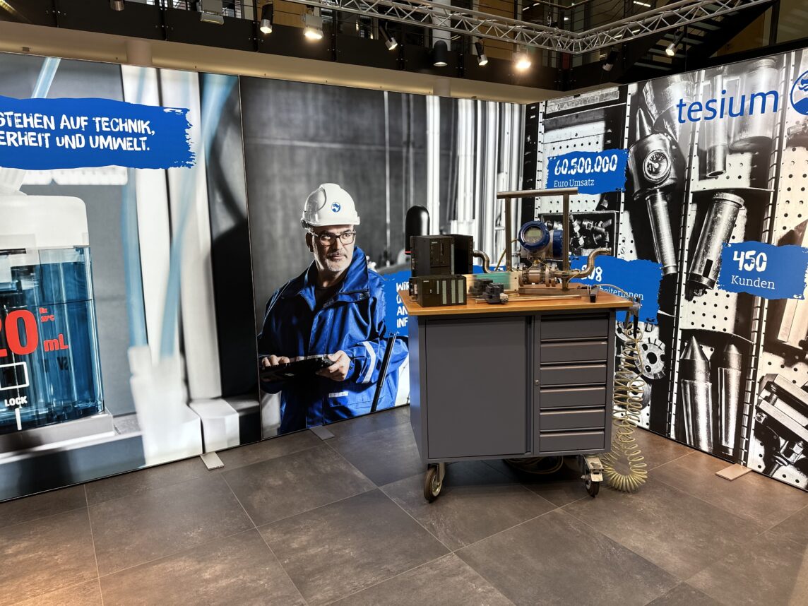 Tesium Messestand mit Leuchtwänden und einer Handwerksbank