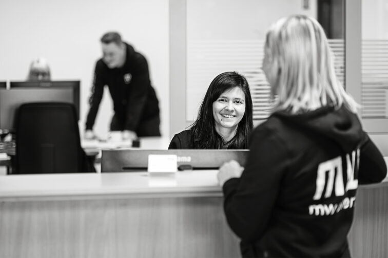 Mitarbeiterin Vivian am Empfang MW-Event