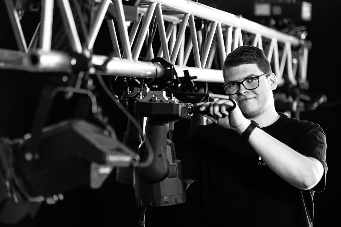 Mitarbeiter Mattis richtet einen Scheinwerfer aus