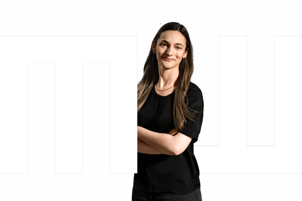 Mitarbeiterin Anna vor dem Logo