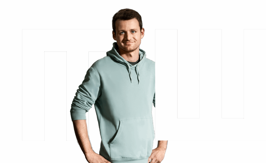 Mitarbeiter Jannik vor dem Logo
